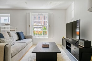 TV, stereo - Prime Camden Spacious 2BR, with Parking 2 mn to Camden St, by Blueground (London)