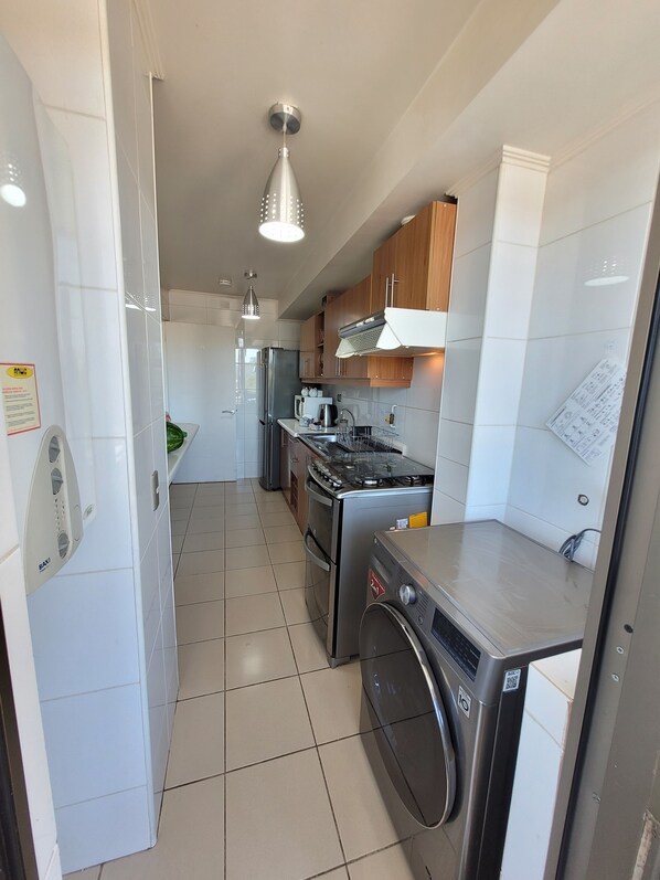 Kjøleskap, mikrobølgeovn, ovn og vannkoker