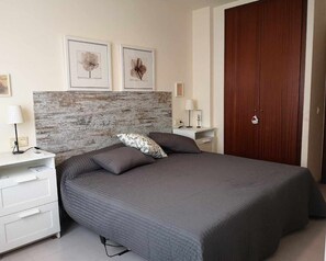 2 bedrooms, iron/ironing board, travel cot, free WiFi