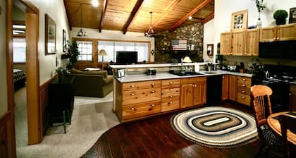 Pinetop Lakes Sports Village Beautiful 3 Bed 2 Bath Condo, Golf, Ski & much more
