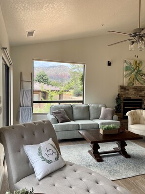 Smart TV, caminetto, libri