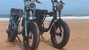 Two electric bikes on a sandy beach with the ocean in the background. - 💎Red Rooster cottage🌅💎🏄🏽‍♂️ (Port Orange)