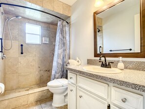 Bathroom - 💎Red Rooster cottage🌅💎🏄🏽‍♂️ (Port Orange)