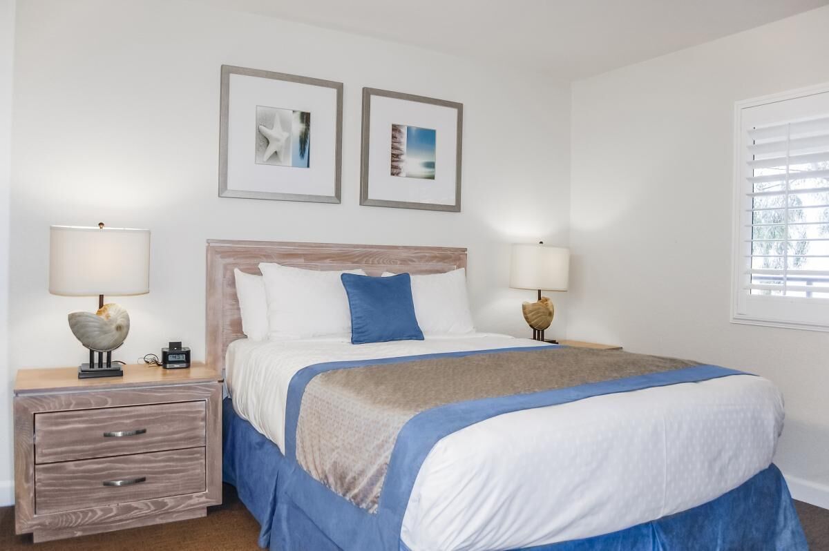 Beach Fun, 3 Modern Units, Pool, Parking, Game room!