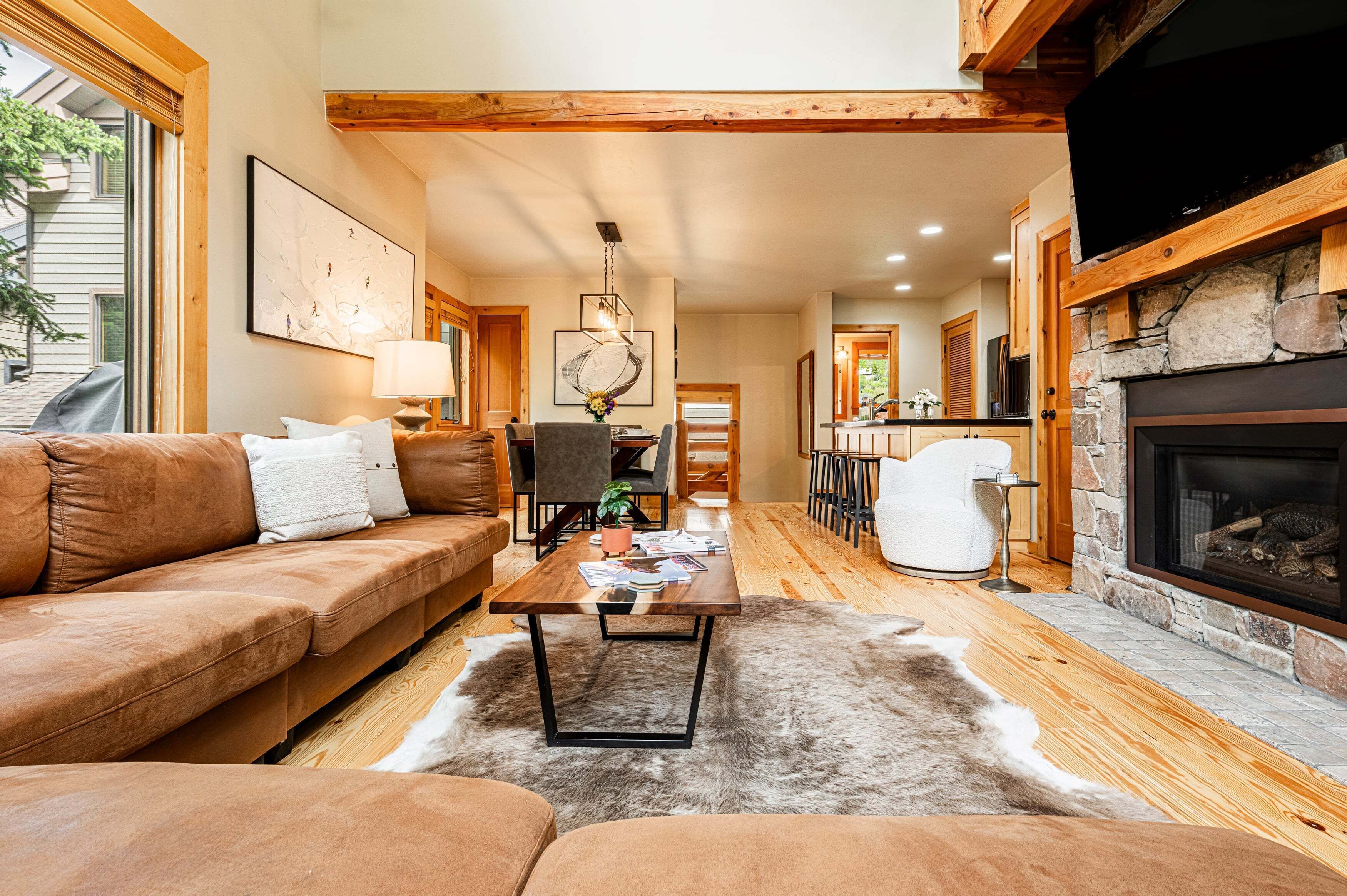 Smart TV, fireplace