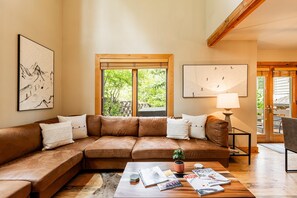 Smart TV, fireplace - Year-Round Fun - Central Location, Private Hot Tub & 5-Min Walk to Free Shuttle! (Park City)