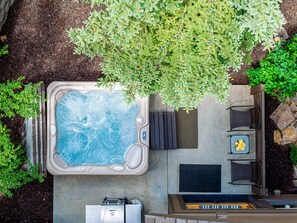 Outdoor spa tub - Year-Round Fun - Central Location, Private Hot Tub & 5-Min Walk to Free Shuttle! (Park City)