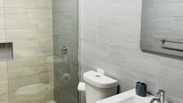 Combined shower/tub, towels, soap