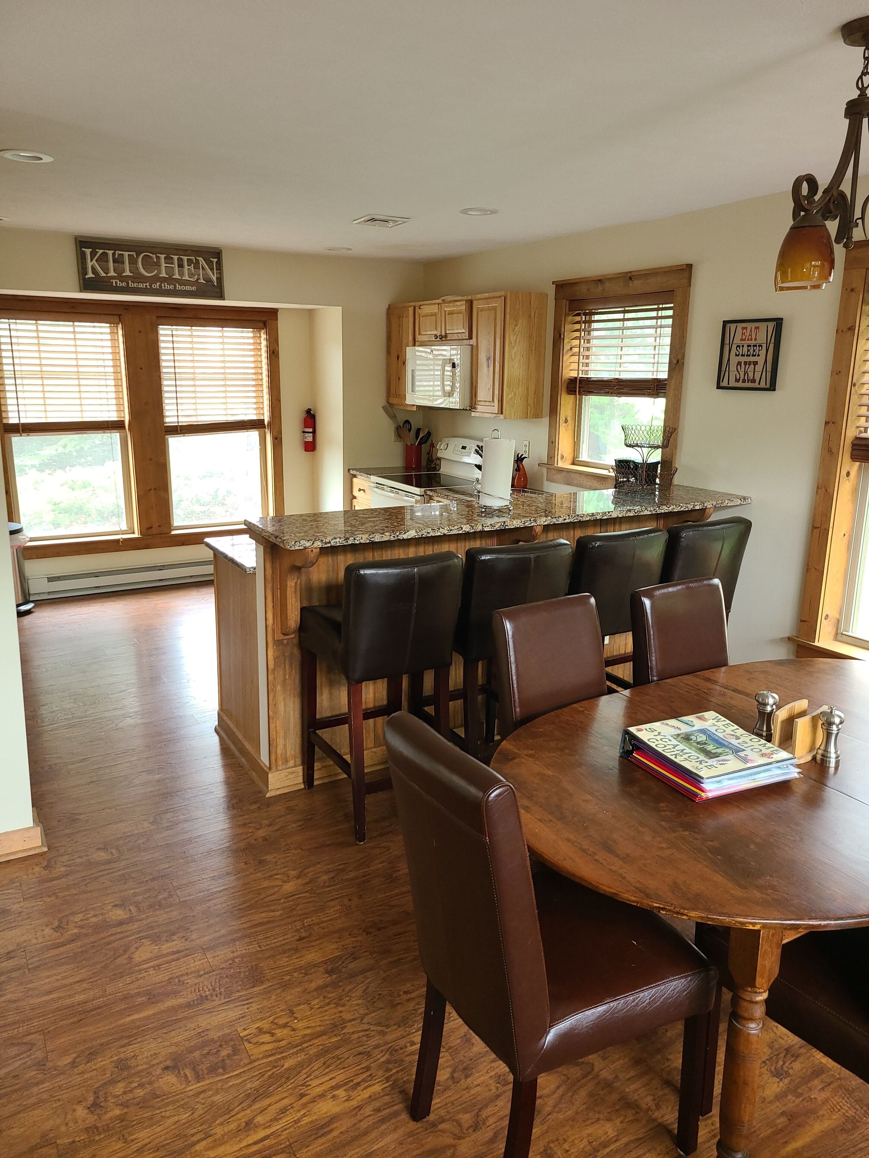 2,650 square foot 3 bedroom with private hot tub and guest room