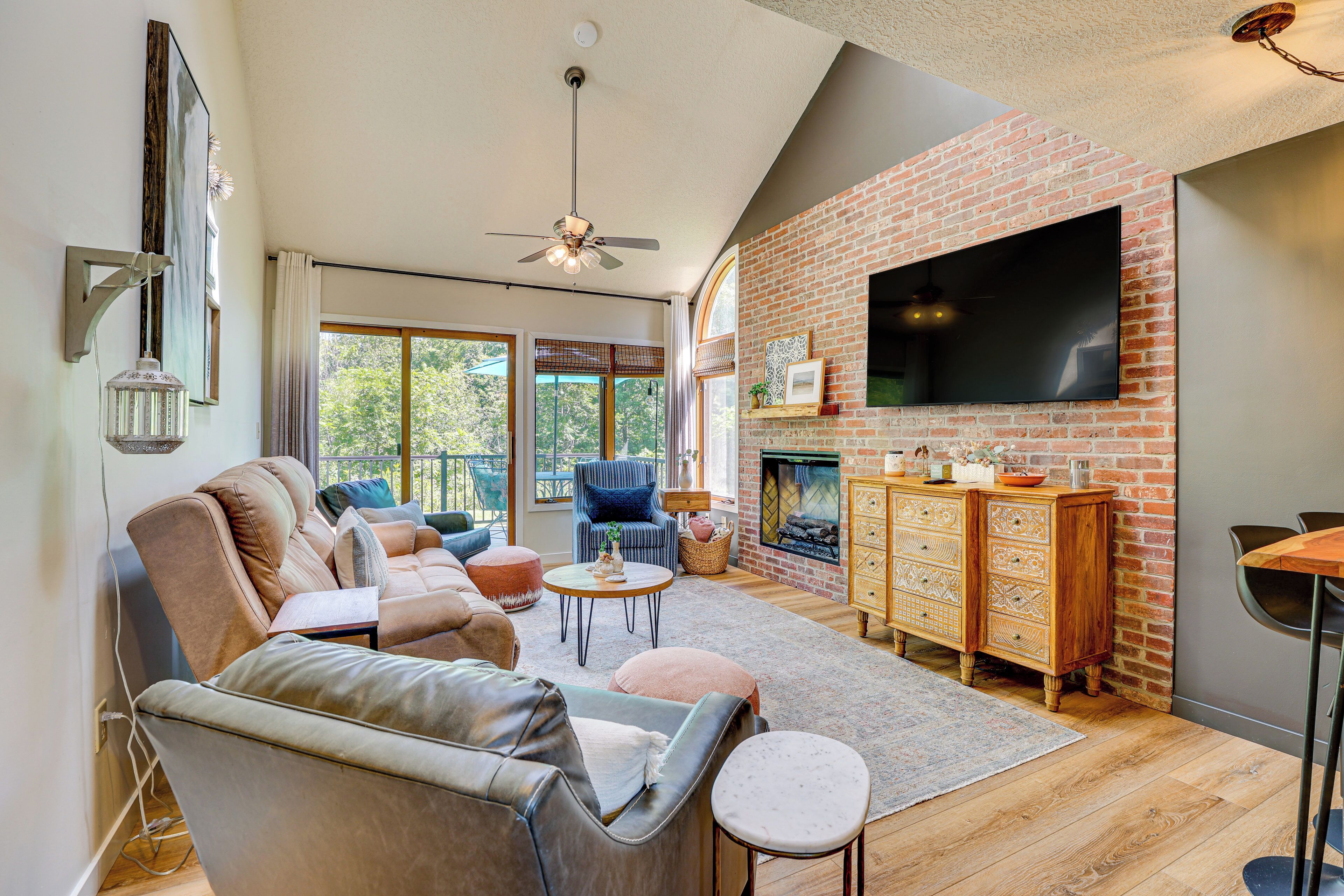 Lovely Townhome w/ Loft, 4 Mi to Lake Galena!