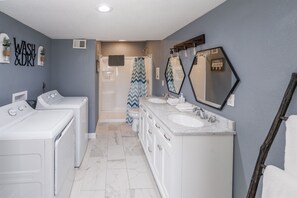 Combined shower/bathtub, hair dryer, towels