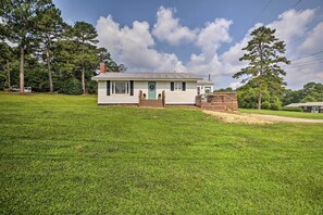 Exterior - Idyllic Getaway w/ Deck ~ 4 Mi to Dtwn Athens (Athens)
