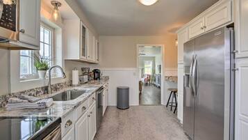 Coffee/tea maker, fridge, microwave, stovetop