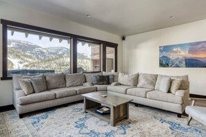 Televisor intel·ligent, llar de foc, futbolí i taula de tennis de taula 