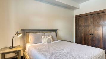 8 slaapkamers, een bureau, een strijkplank/strijkijzer, gratis wifi