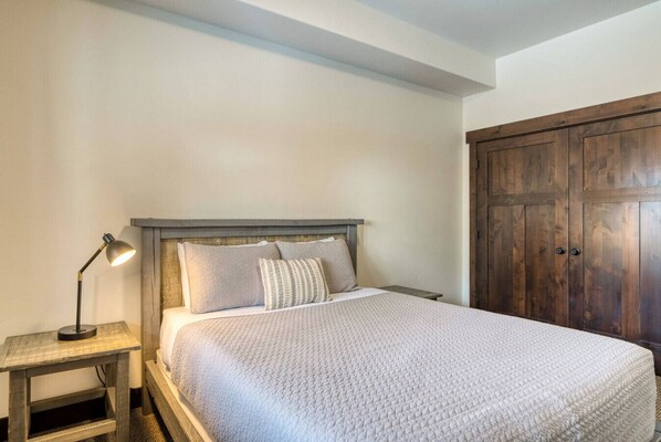 8 habitaciones, escritorio, tabla de planchar con plancha y wifi gratis