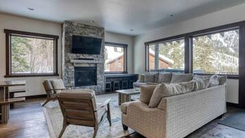 Een smart-tv, een open haard, tafelvoetbal en een tafeltennistafel