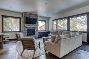 Smart TV, chimenea, futbolito y tenis de mesa