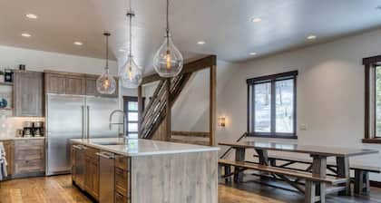 Luxury on Whitefish Mountain! 9BD 5.5BA Sleeps 25!