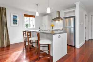 Fridge, microwave, dishwasher, toaster - Russell Cottages - Russell Holiday Home (Russell)