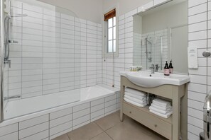 Bathtub, hair dryer - Russell Cottages - Russell Holiday Home (Russell)