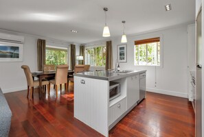 Fridge, microwave, dishwasher, toaster - Russell Cottages - Russell Holiday Home (Russell)