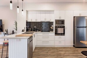 Coffee/tea maker, fridge, microwave, oven