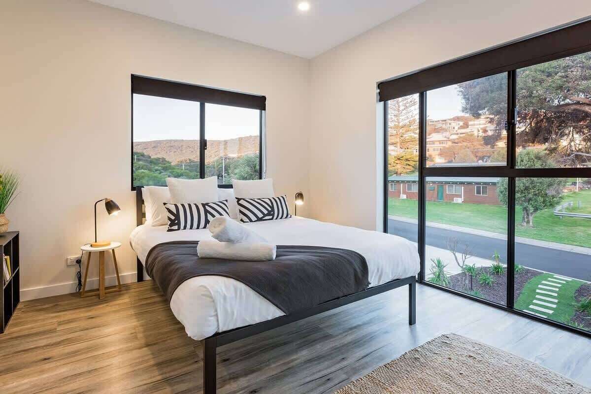 5 bedrooms, desk, iron/ironing board, WiFi