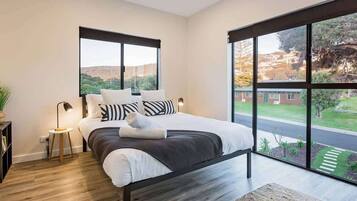 5 bedrooms, desk, iron/ironing board, WiFi