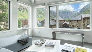 House, 4 Bedrooms | Living room | 36-inch TV with cable channels