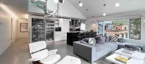 House, 4 Bedrooms | Living room