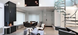 Casa, 4 habitaciones | Sala de estar | Televisión de 36 pulgadas con canales por cable