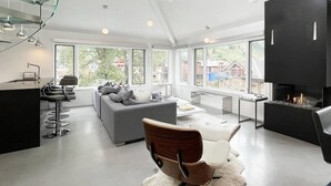House, 4 Bedrooms | Living room | 36-inch TV with cable channels