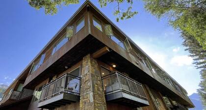 Downtown Modern Creekside by Exceptional Stays