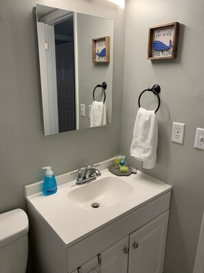 Combined shower/bathtub, hair dryer, towels, shampoo