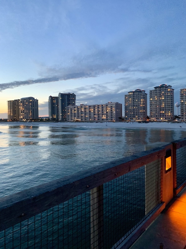 Une vue sur le front de mer, avec des immeubles de grande hauteur en arrière-plan.