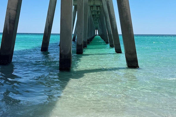 En la playa y camastros