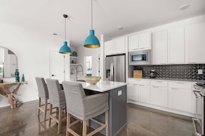 Refrigerador, microondas, lavavajillas, cafetera/tetera