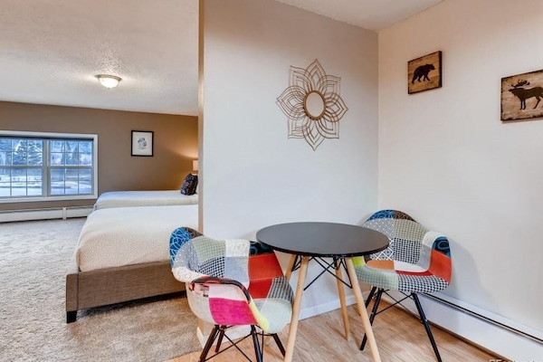 1 dormitorio, tabla de planchar con plancha, cuna de viaje y wifi gratis