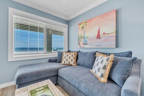Condo, 2 phòng ngủ | Khu phòng khách