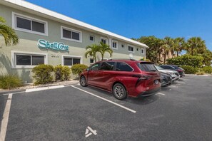 Condo, 2 Bedrooms | Property grounds
