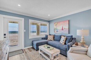 Condo, 2 habitaciones | Área de sala de estar