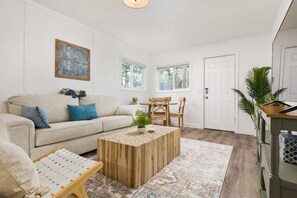 TV - Fantastic Central Rockaway Location, New Décor, *Pet Friendly*, Walk to Beach and Downtown, Unit 3 (Rockaway Beach)