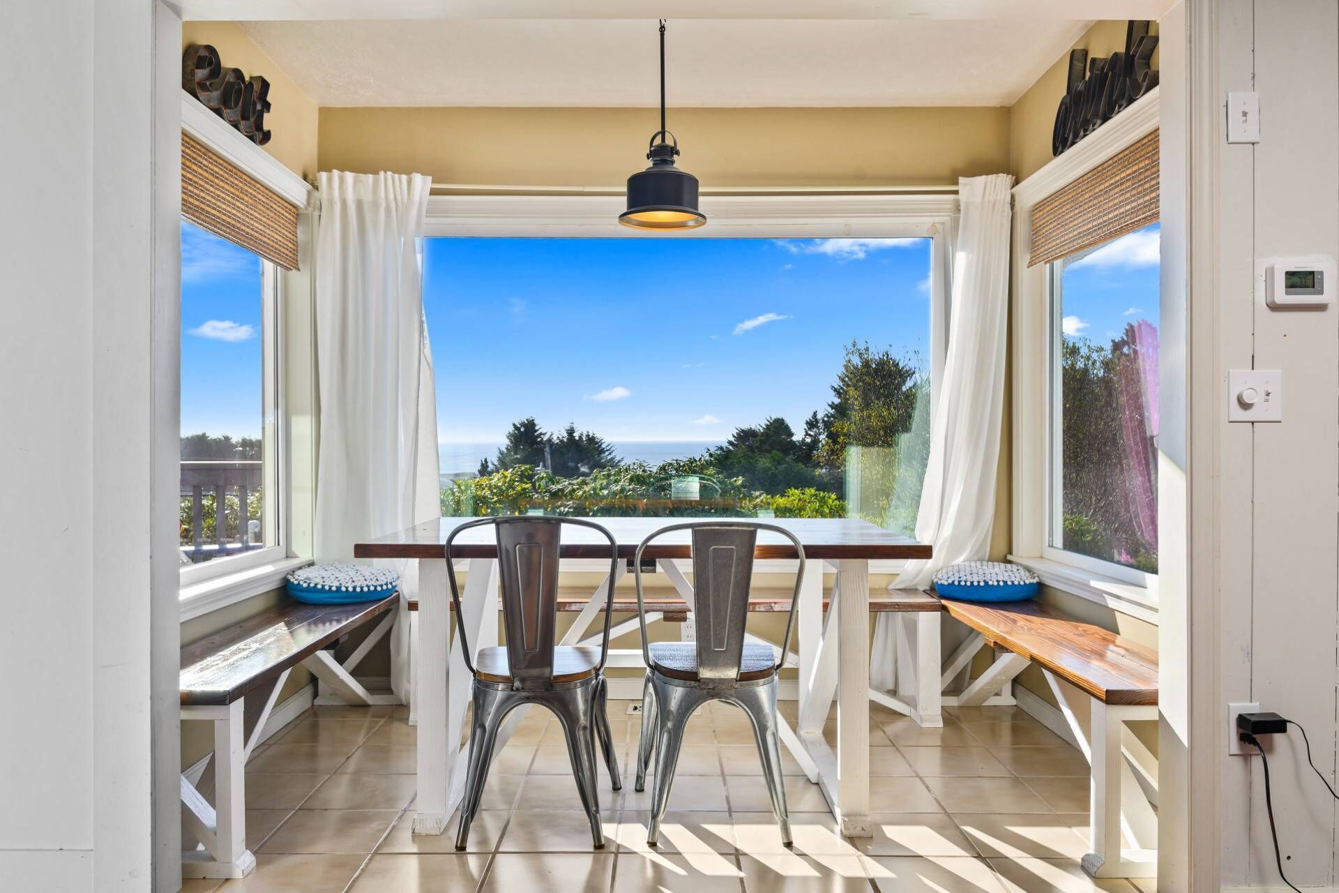 Pure Coastal Perfection, *Pet Friendly*, Huge Deck, Hot Tub, BBQ, Golden Tee, One Mile to Casino