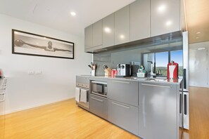 Fridge, microwave, oven, dishwasher - Great Luxury Apartment Near the City (Lyneham)