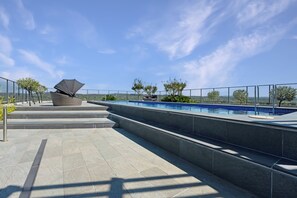 Outdoor pool, a rooftop pool - Great Luxury Apartment Near the City (Lyneham)