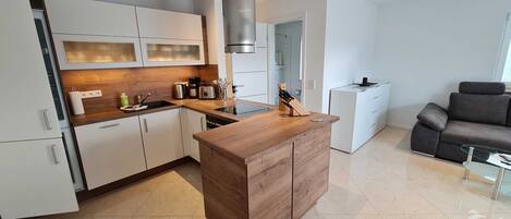 Køleskab, ovn, opvaskemaskine, højstol