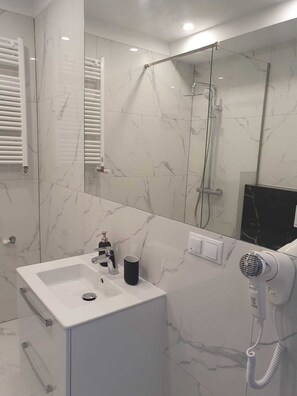 Classic-Apartment, 1 Schlafzimmer, Nichtraucher, Balkon | Badezimmer | Dusche, Regendusche, Haartrockner, Handtücher