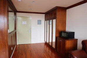 Interior - Phoenix Hotel (Brooklyn)