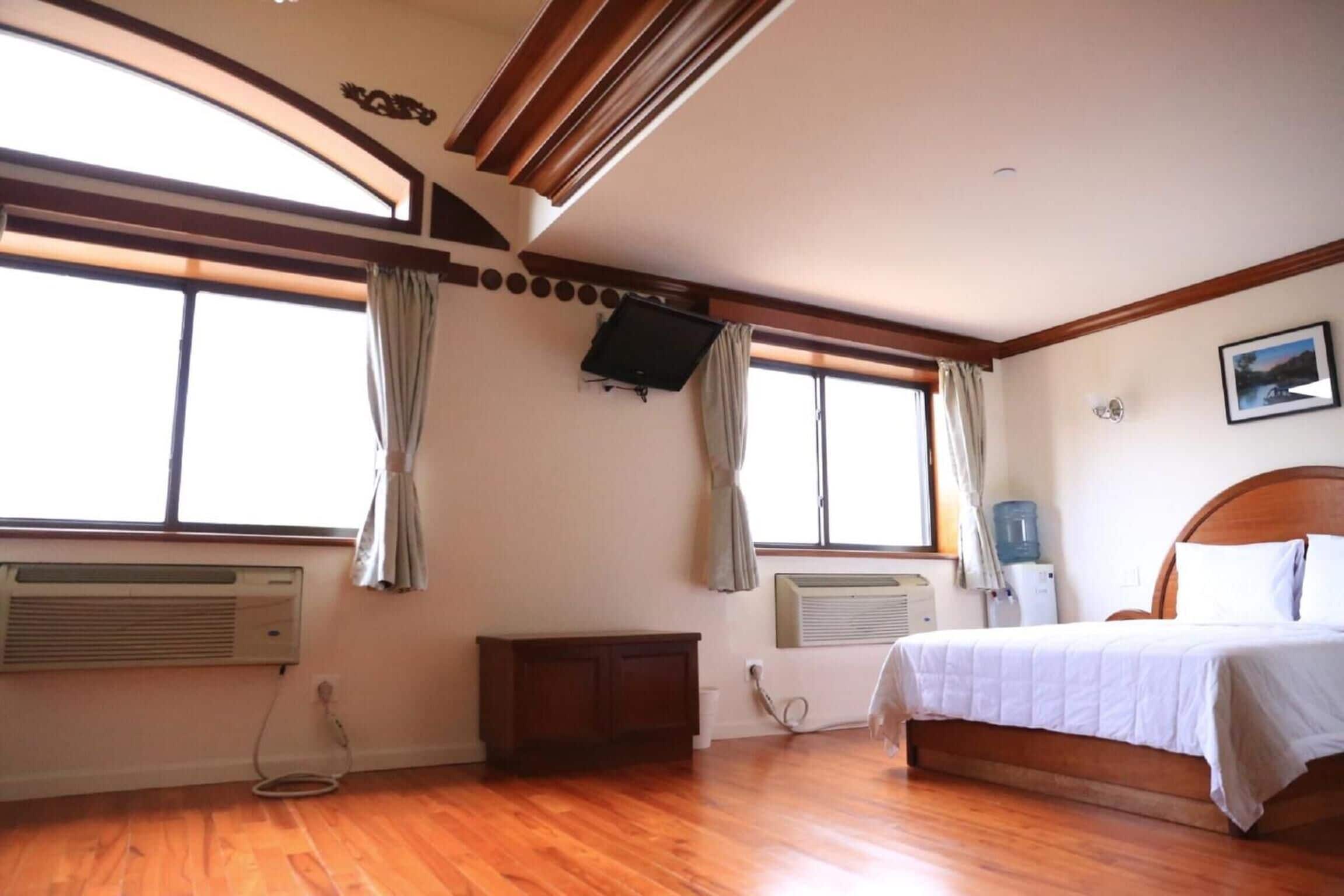 Blackout curtains, free WiFi